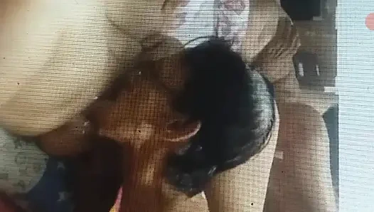 Güzel ve ıslak amcığını birkaç kez yemek kolay