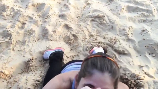 Kumsalın ortasında sikini çeker