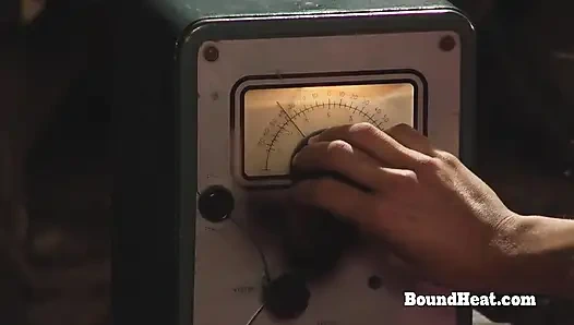 Tombul itaatkar lezbiyen köle sahibe için amını yıkıyor ve hazırlıyor