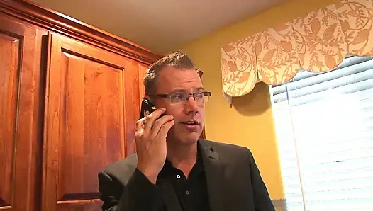 Utanç verici olgun adam genç bir esmerle sikişiyor