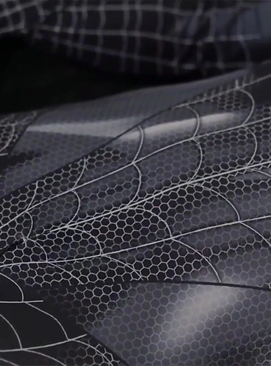 Colmekin kız örümcek adam tobrut indo cilt bakım şişesi kullanıyor