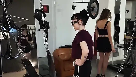 Üç kadın egemenliği kız kölelerini cezalandırmak istiyor