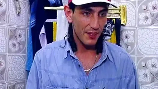 Seksi Alman evli kadın kocasının önünde sikiliyor