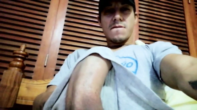 Büyük yaraklı yakışıklı Venezuelalı latin kamerada mastürbasyon yapıyor