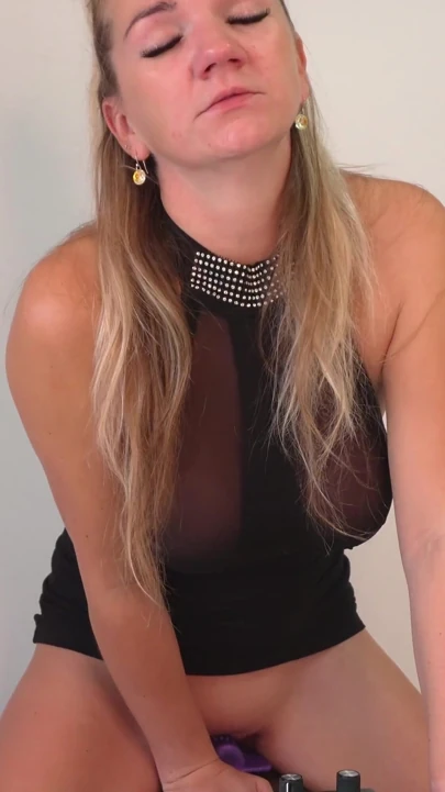 Amatör orta yaşlı seksi kadın sybian'da aşırı azgın