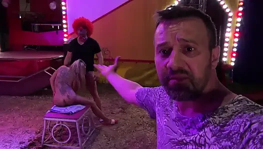 Dövmeli piliç palyaço bir adam tarafından sikiliyor