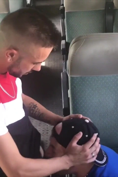 Riskey exhib kasık treninde prezervatifsiz sikiliyor genç heteroseksüel adam