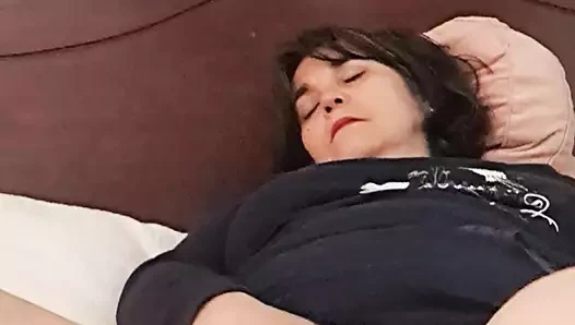 Olgun orta yaşlı seksi kadın çok azgın uyanıyor ve eğleniyor