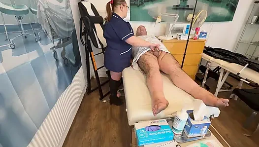 Bölüm 2: Bay Hughes küçük penisine yardım etmek için uzmanı matron satana'ya gidiyor