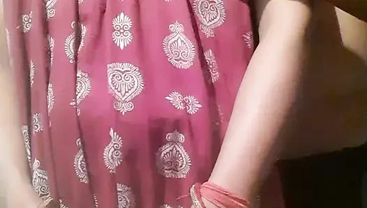 Hintli kadın uyluğuma oturdu ve şişmanımı böyle sıktı ve suyumu çıkardı ve bundan zevk aldı ve baldız da bundan çok zevk aldı.