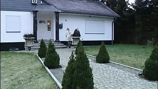 Azgın Orta Yaşlı Seksi Kadın Emmesi Için Büyük Bir Yarak Arıyor