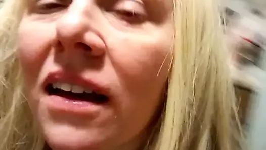 Seksi sarışın. Sıkı amcık