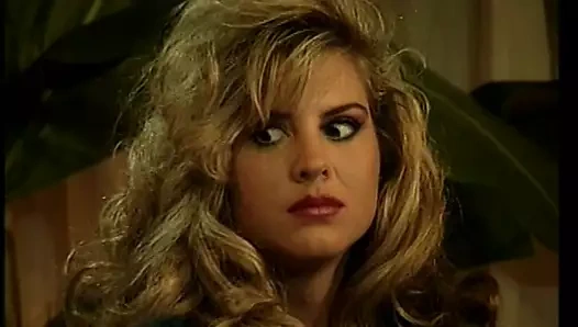 Azgın sarışın ağzına sert adamın sikini iter ve sonra becerdin alır