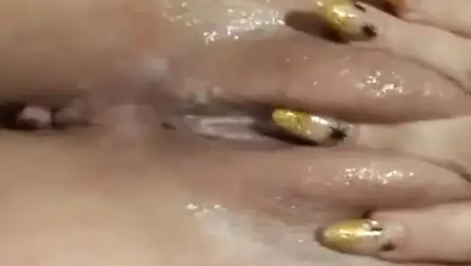 Kocam beni sikmayacağı için sıkı ve ateşli amcığıma girecek bir erkek arıyorum