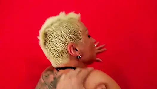 Sarışın orta yaşlı seksi kadın domalarak sikiliyor