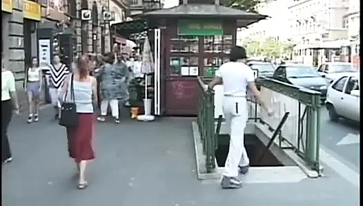 Yarağa aç olgun sarışın tüm banyo ziyaretçileriyle sikişiyor