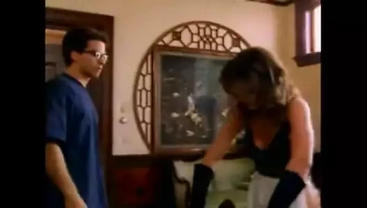 Oda hizmetçisi kelepçeli adama bileler