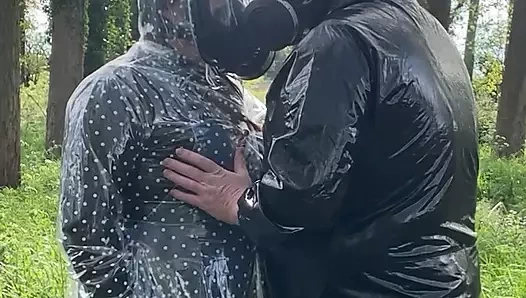 Ormanda plastik yağmurluk ve gaz maskesi