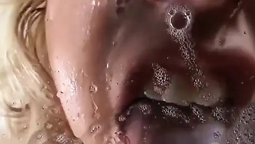 Sarışın kaltak gırtlağına kadar aldıktan sonra götünü siktiriyor