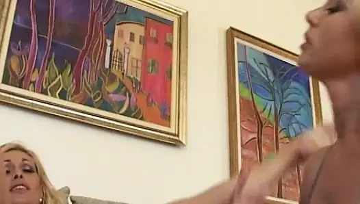 İki büyük memeli orta yaşlı seksi kadın sert sikişiyor