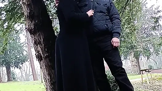 Müslüman kadın parkta dışarıda büyük bir yarakla oynuyor ve sakso çekiyor