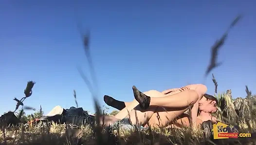 Açık çölde tatlı genç amcık