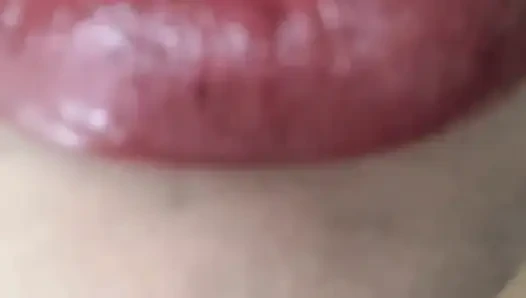 Kırmızı lipglos dudak fetişi uygulama, gooning, kadın egemenliği, findom