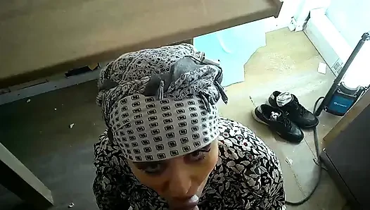 Müslüman kadın yarak emmeyi deniyor ve iyi bir iş çıkarıyor