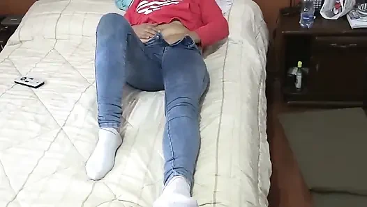 Karımın üvey kız kardeşi benim için mastürbasyon yapıyor, sonunda lezzetli bir şekilde işiyor