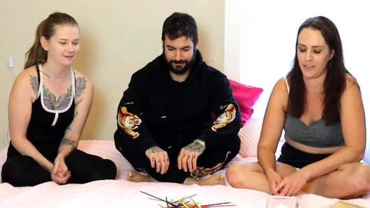 İki seksi kız ve bir şanslı adamla usta bir seks oyunu