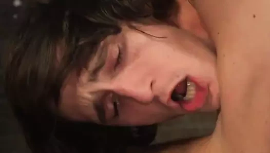 Un mec balance sa jute en se faisant fister par une pute