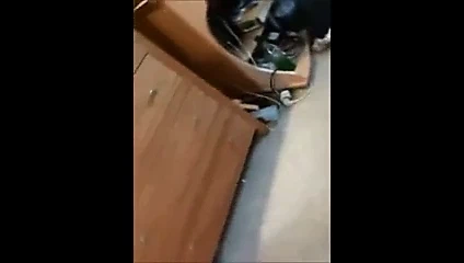 Bir elini uzatır ve beyaz şeylerle püskürtülür