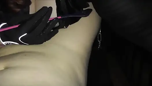 Kölemi tedavi etmek için seksi eldivenlerle sevgili salıncak