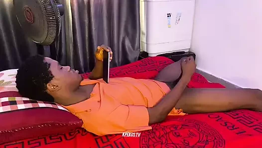 Azgındım ve üvey kız kardeşim beni bulana ve onu sikmeme yardım edene kadar mastürbasyon yapıyordu