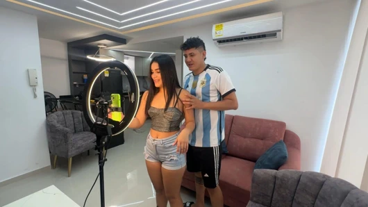 Küçük üvey kız kardeşim bir fenomen olmak istiyor ve ona büyük ünlü yarağımda yardım ediyorum.