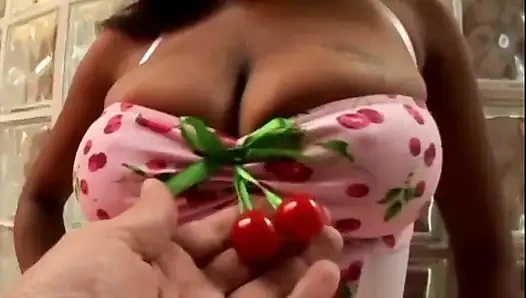 Siyah kızlar dildoyla amcık sikişi oynuyor