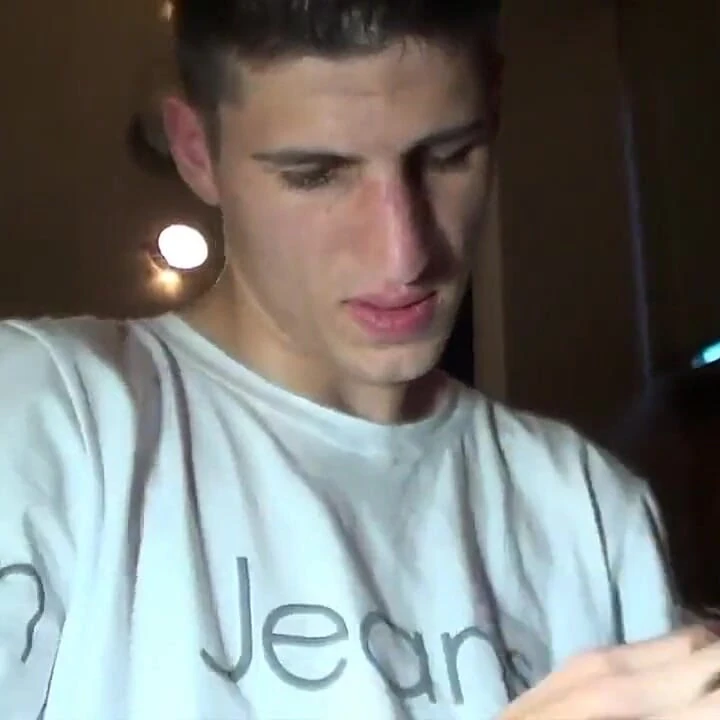 Kevin Ass 2 heteroseksüel arkadaşı tarafından kullanılıyor
