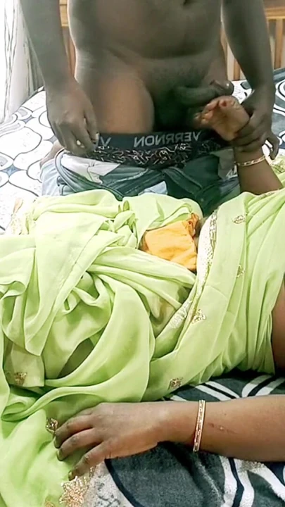 Kayınbiraderi erkek kardeşinin karısını baştan çıkardı ve bilgisi olmadan onu zar zor sikiyor -inleyerek tamil ses | Klip 1