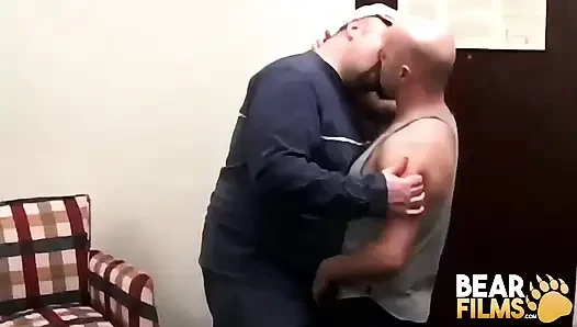 Bearfilms Peter Rimswell ham sikişmeden önce Kubby Loch'un götünü yalıyor