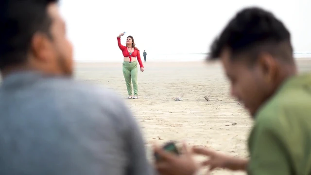 Hintli porno yıldızı grup seks sert sikişiyor