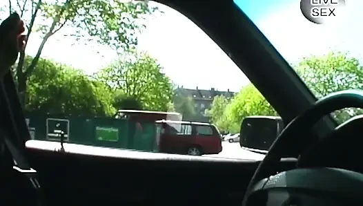 Bebek gibi kız arabada ıslak amcığını mavi dildoyla sikiyor