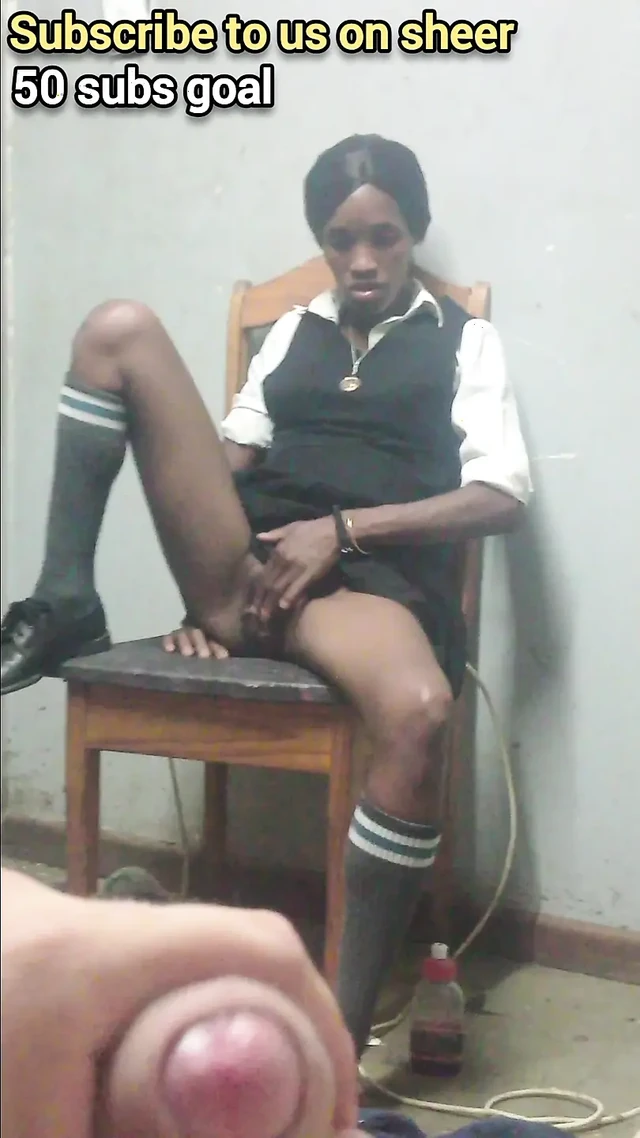 Siyah Genç Kız Okul Üniformasıyla Sandalyede Siyah Amcıkla Oynuyor