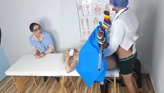 Üvey anne, üvey kızını ilk kez jinekoloğa götürüyor!