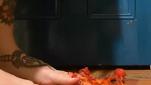 İri güzel kadın çilekleri ayakla eziyor