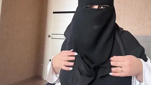 Syrisches mädchen im hijab im rosa höschen zeigt ihre löcher.