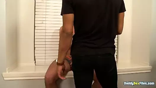 Daddysexfiles: Jett Jaxx lezzetli meyve suyu patlayana kadar büyük yarağını okşuyor ve okşuyor