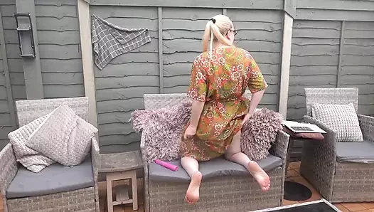 Yazlık elbise içinde vibratörle oynuyor