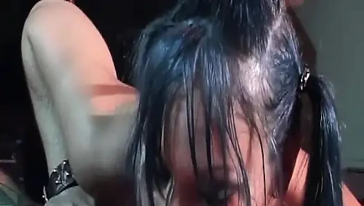 Mavi saçlı orta yaşlı seksi kadın kelepçeli delikanlının yarağını sert bir şekilde ağzına alıyor