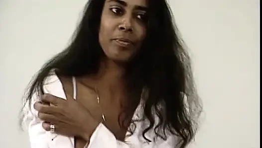 Almanya'dan zenci hatun fotoğraf çekiminde poz veriyor