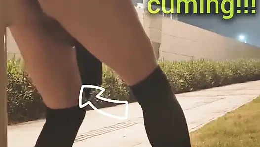 Açık havada, anal seks yapıyor ve fışkırtıyor